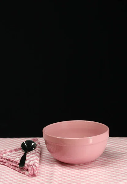 Een Roze Picknicktafel Met Kom Lepel Servet — Stockfoto