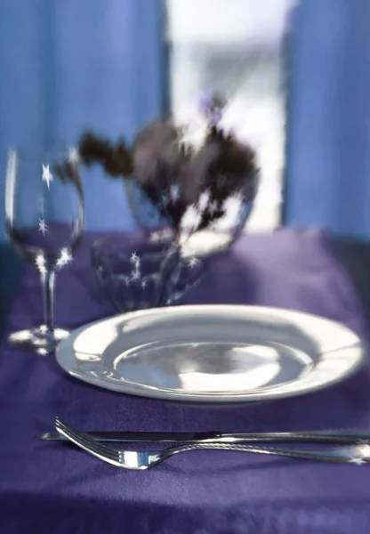 一张浪漫的蓝色餐桌 — 图库照片