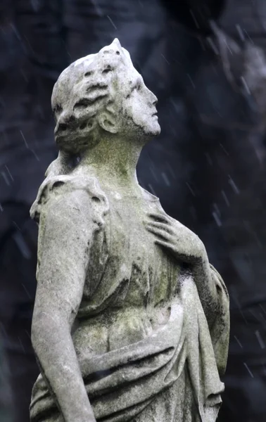 Rezando na chuva — Fotografia de Stock