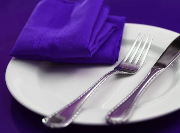 色彩艳丽的紫色餐桌 — 图库照片