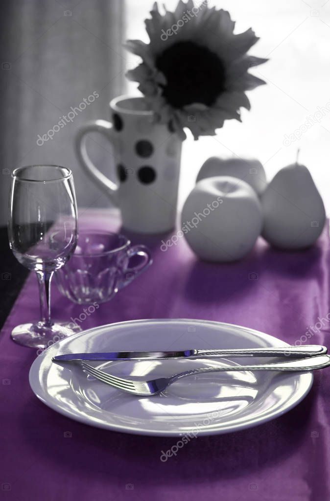 An elegant table settign in a fnacy restaurant