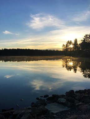 gün batımında huzurlu lake