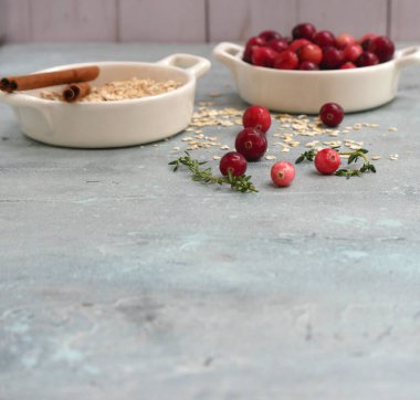 Yaban mersinlerinin, otların ve pasta malzemelerinin metin için alanı olan kare resmi