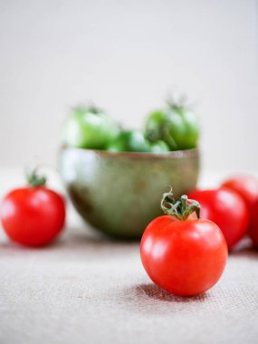 Taze toplanmış yeşil ve kırmızı domatesler