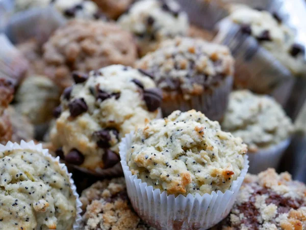 Une Assiette Pleine Muffins Frais Cuits Four Pour Petit Déjeuner — Photo