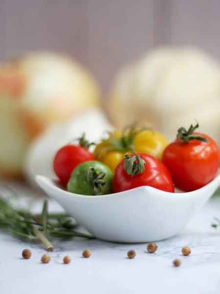 Frische Bio Tomaten Und Kräuter — Stockfoto