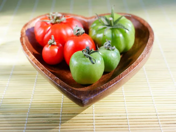 Grüne Und Rote Bio Tomaten — Stockfoto