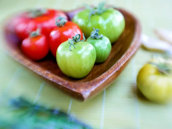 Eine Holzplatte Mit Frischen Roten Und Grünen Tomaten — Stockfoto