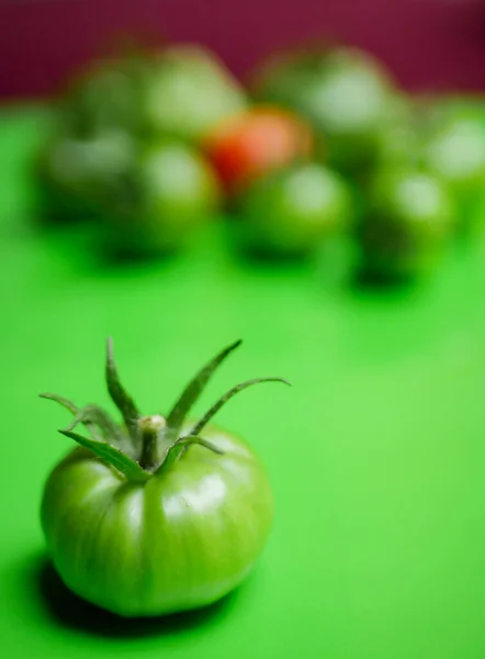 Einzelne Grüne Tomate Mit Flachem Dof — Stockfoto