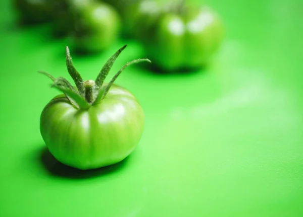 Monochromes Grünes Bild Einer Grünen Tomate — Stockfoto