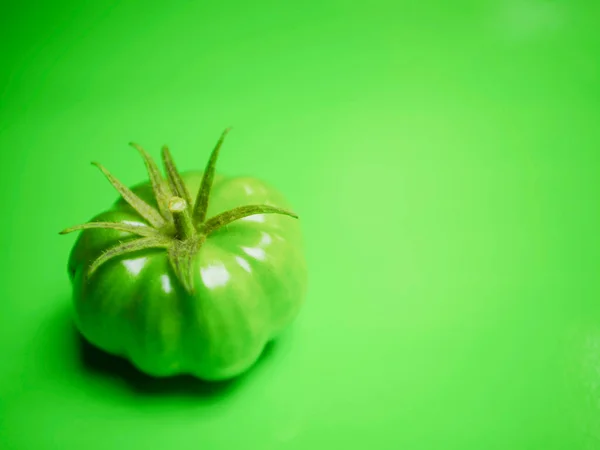 Μονόχρωμη Φωτογραφία Πράσινης Ντομάτας Πράσινο Φόντο — Φωτογραφία Αρχείου