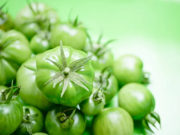 Ein Haufen Kleiner Grüner Tomaten — Stockfoto