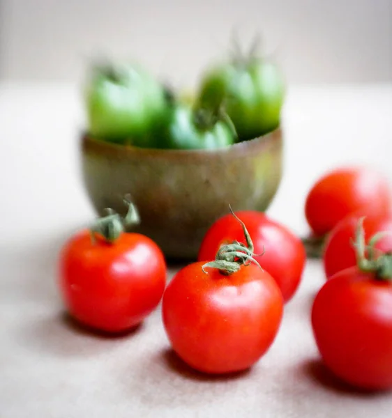 Ein Tisch Mit Roten Und Grünen Tomaten — Stockfoto