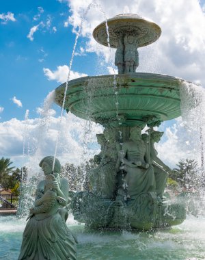 Yeşil heykel efsanevi çeşme