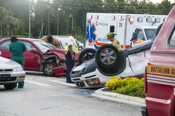 Roulement du véhicule à l'intersection majeure — Photo