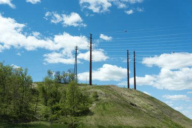 Tepenin kule mavi gökyüzü ile