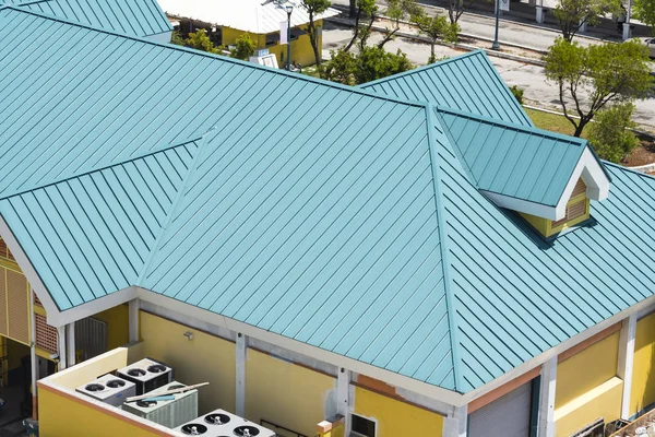 Çelik çatı yeşil — Stok fotoğraf
