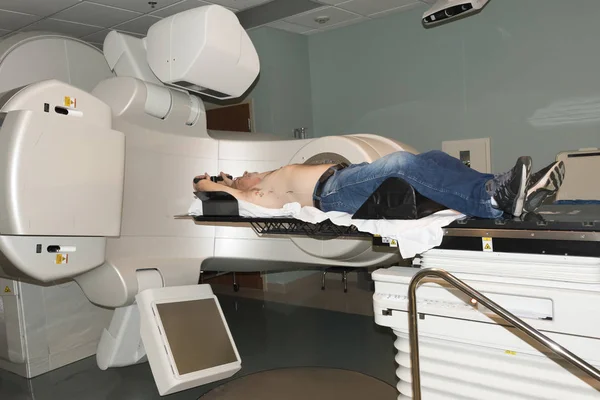 Paciente con cáncer de radiación dirigido para tratamiento — Foto de Stock