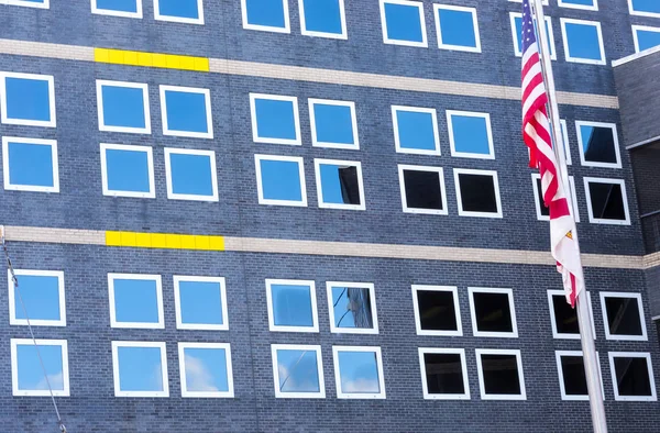 Flagge und Fenster im Krankenhaus — Stockfoto