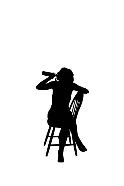 Silhouette einer Frau, die auf einem Stuhl sitzt — Stockfoto