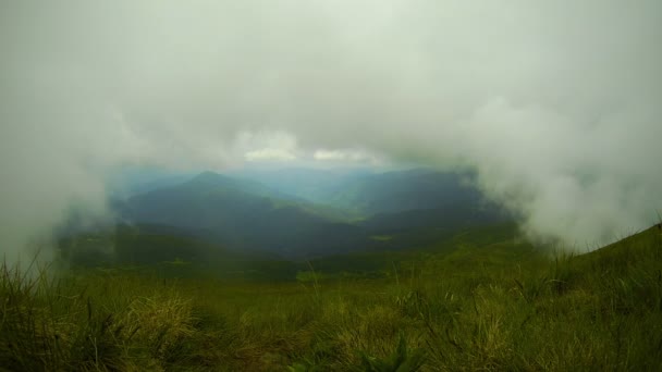 霧の中にピークを持つ山の風景のタイムラプス — ストック動画