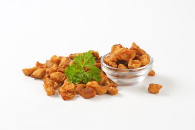 Fried parçalarını domuzderisi ve yağ