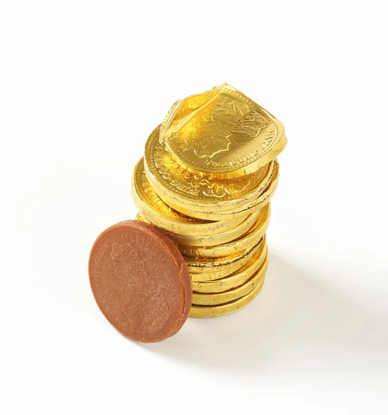 Guldfolie insvept choklad mynt — Stockfoto