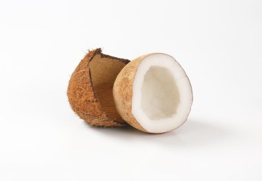 Taze hindistan cevizi yarısı