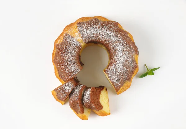 Pastel de mármol parcialmente cortado en rodajas — Foto de Stock