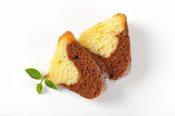 Segmenten van de marmeren bundt cake — Stockfoto