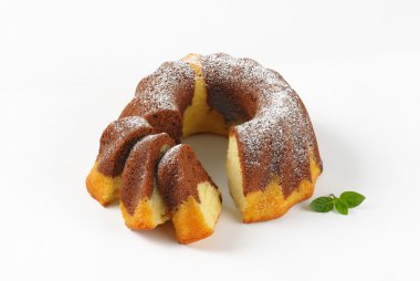 kısmen dilimlenmiş mermer kek