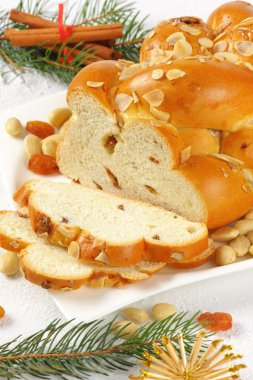 tatlı örgülü ekmek dilimlenmiş