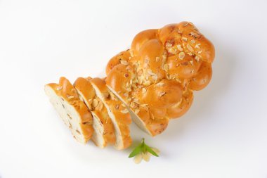 tatlı örgülü ekmek dilimlenmiş