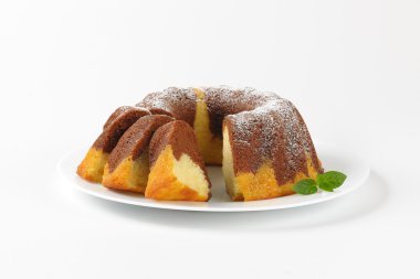 kısmen dilimlenmiş mermer kek