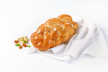 Tatlı örülmüş ekmek