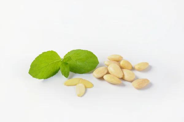 Almendras enteras blanqueadas — Foto de Stock