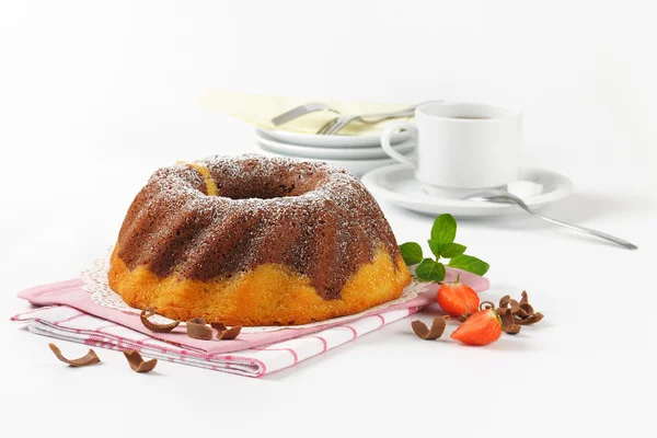 Gâteau bundt en marbre et café — Photo