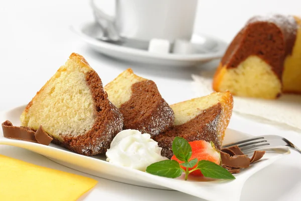 Tranches de gâteau bundt en marbre — Photo