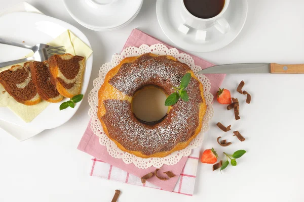 Marmor bundt kaka och kaffe — Stockfoto
