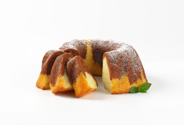 kısmen dilimlenmiş mermer kek