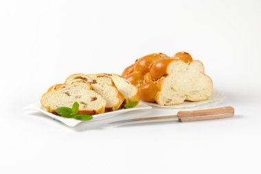 tatlı örgülü ekmek dilimlenmiş