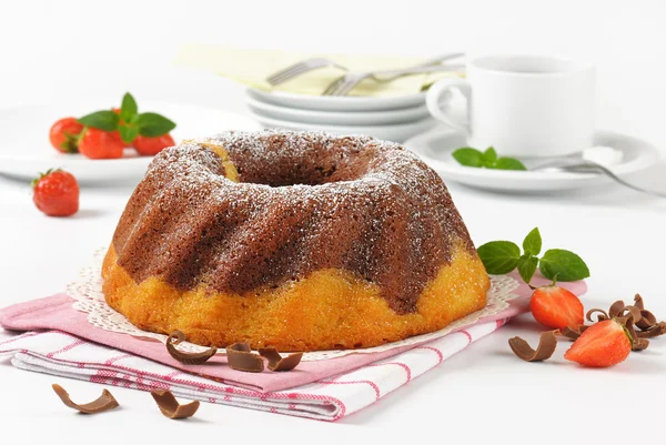 Mramorové Péřovej koláč a kávu — Stock fotografie