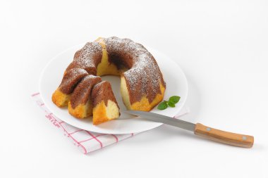 kısmen dilimlenmiş mermer kek