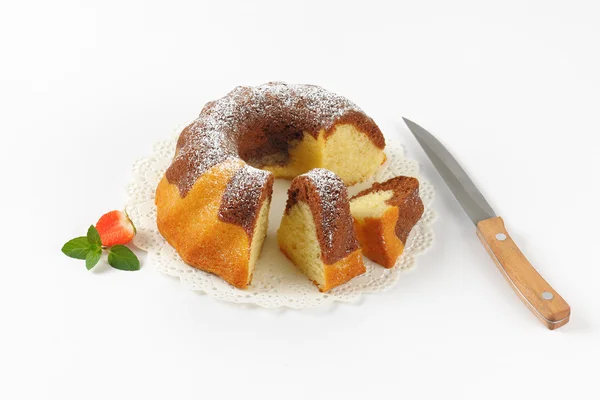 Szeletelt márvány Kuglóf torta — Stock Fotó