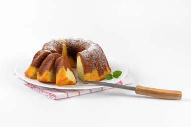 kısmen dilimlenmiş mermer kek