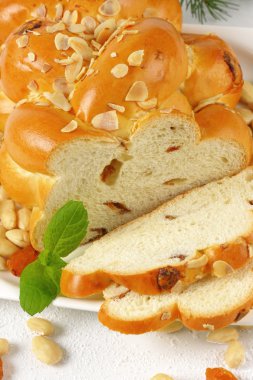 tatlı örgülü ekmek dilimlenmiş