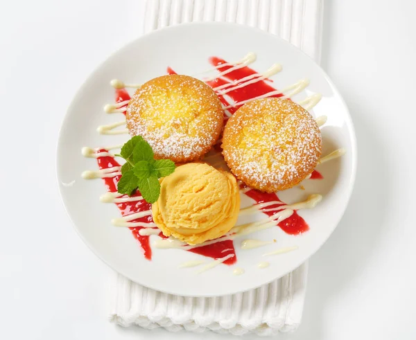 Lemon cupcakes with ice cream — Stock Photo, Image