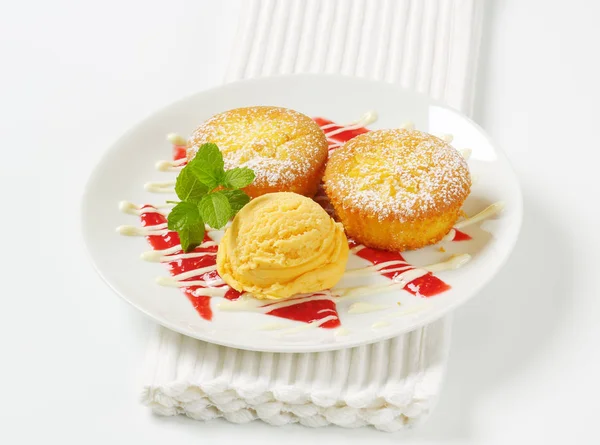 Lemon cupcakes with ice cream — Stock Photo, Image