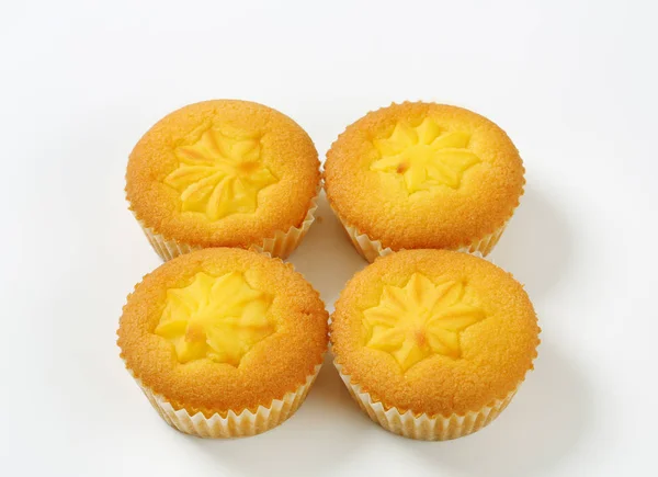 Pudding filled lemon cupcakes — Stock Photo, Image