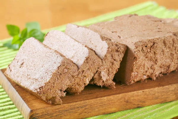 Gesneden chocolade halva — Stockfoto